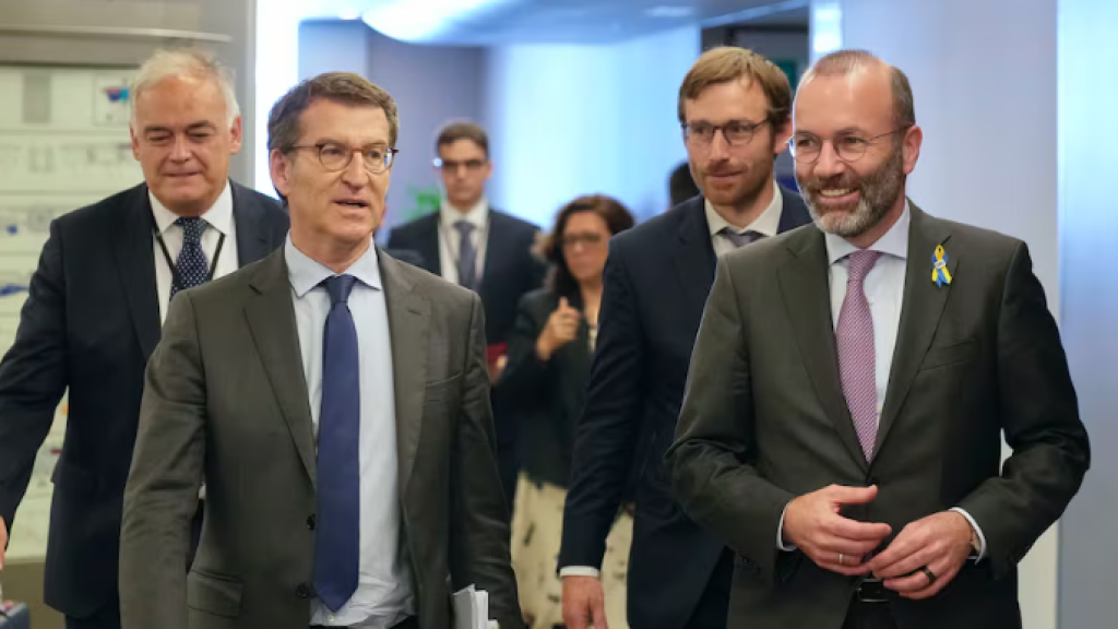 Esteban González Pons y Alberto Núñez Feijóo junto al presidente del PPE, Manfred Weber, en junio de 2022 en el Parlamento Europeo.