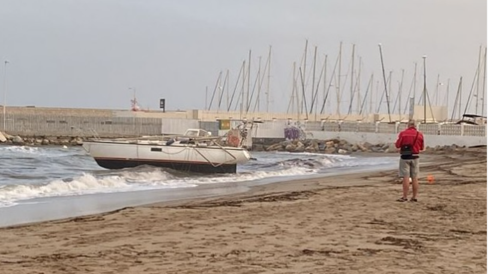 Velero encallado en una playa de Fuengirola.