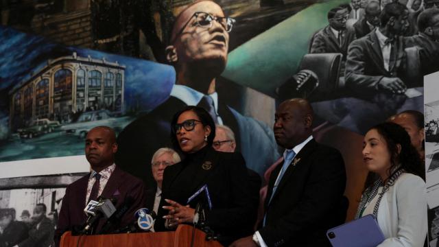 Ilyasah Shabazz, hija de Malcom X, en la rueda de prensa para anunciar la demanda en Nueva York.