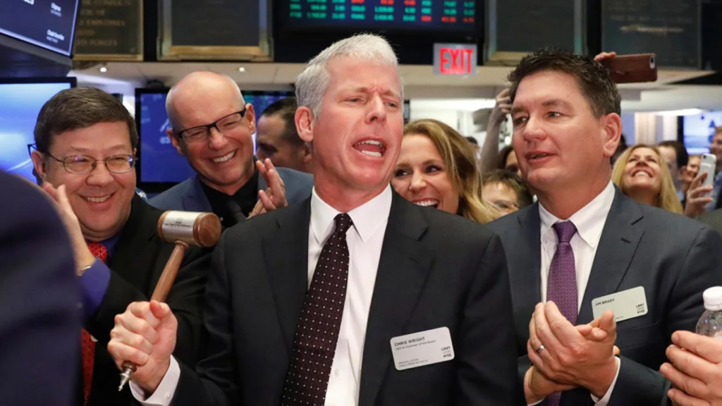 Esta foto de 2018 muestra a Chris Wright tocando una campana ceremonial en el piso de la Bolsa de Nueva York poco después de la campana de apertura en Nueva York.