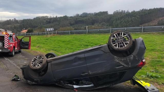 Un trasladado y un coche volcado tras un accidente en Carral (A Coruña)