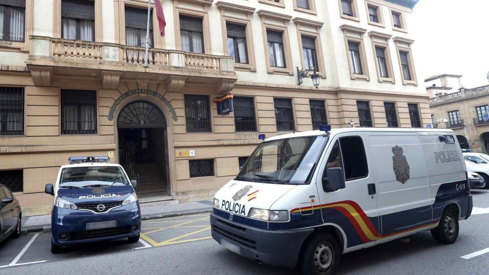 Vehículos de la Policía Nacional, en la Jefatura Superior de Asturias en Oviedo.