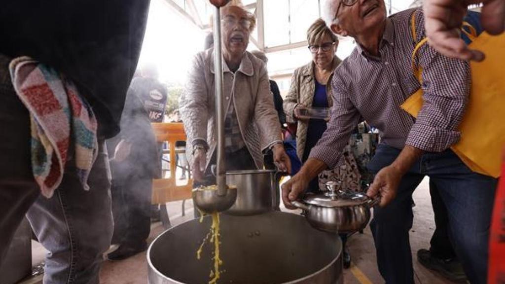 Vecinos, voluntarios e incluso militares y policías desplegados en Picanya han podido comer este sábado 'casero y calentito'.