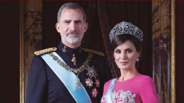 Retrato oficial del Rey Felipe VI y la reina Letizia. Exposición homenaje en el Real Alcázar de Sevilla