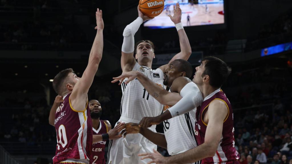 Hezonja lanza ante la defensa de los jugadores del Lleida.