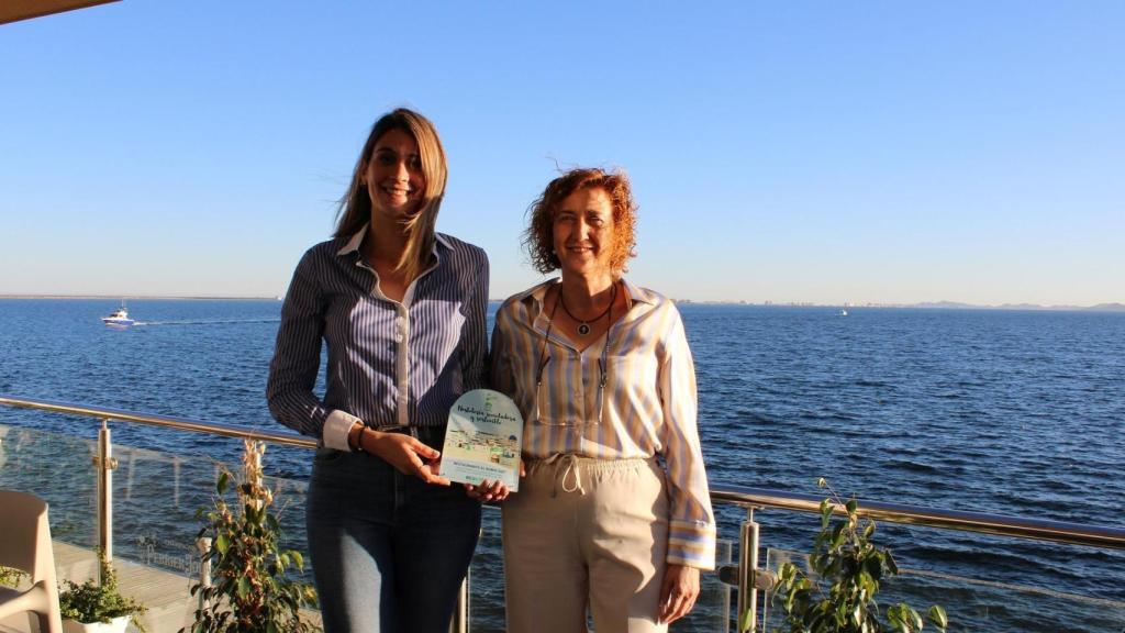 La dueña del restaurante El Rubio 360º, María José Hernández (d), recoge el premio al establecimiento más sostenible de la costa murciana 2023.