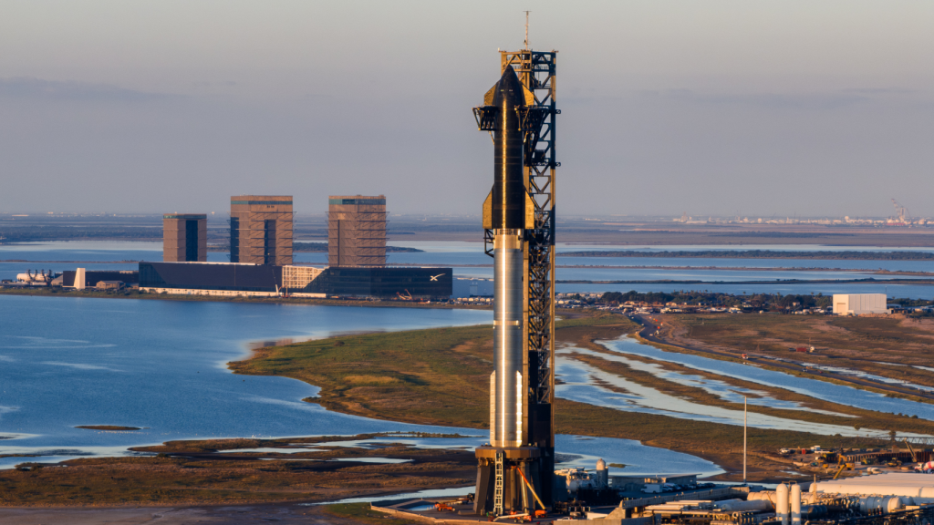 Starship y cohete Falcon Heavy esperando al sexto vuelo en Bocachica (Texas)