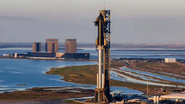 Starship y cohete Falcon Heavy esperando al sexto vuelo en Bocachica (Texas)