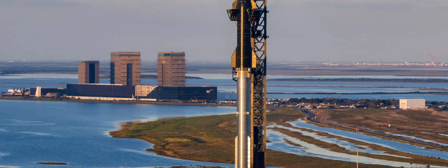 Starship y cohete Falcon Heavy esperando al sexto vuelo en Bocachica (Texas)