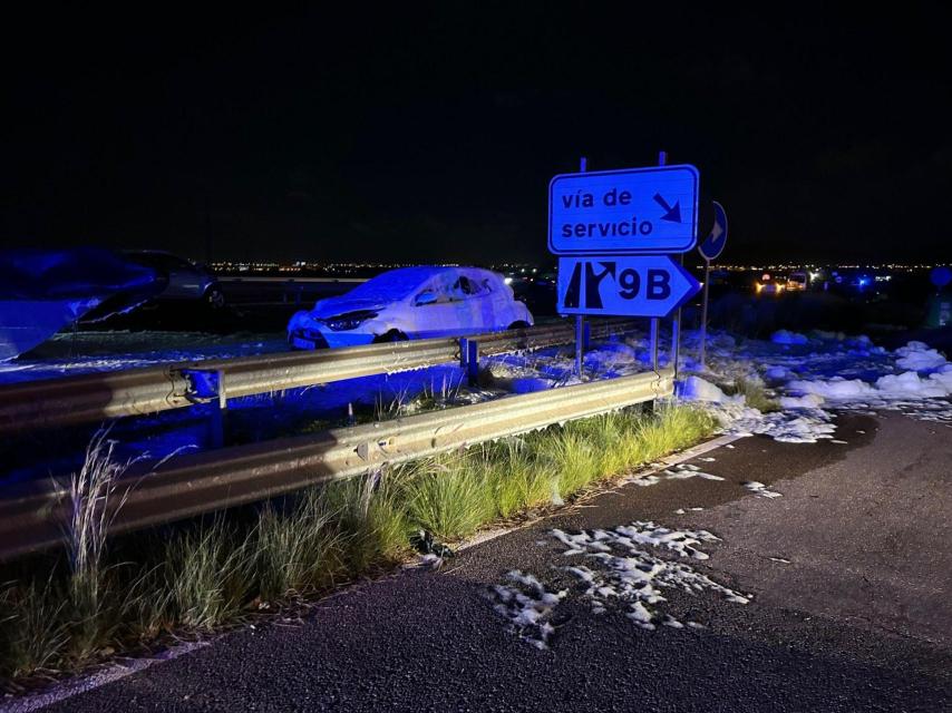 Un Toyota Yaris implicado en la colisión múltiple y en cadena que provocó una narcolancha.