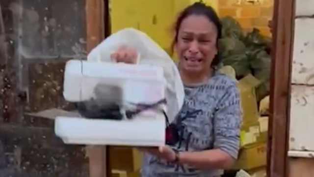 La mujer con la máquina de coser que le han regalado