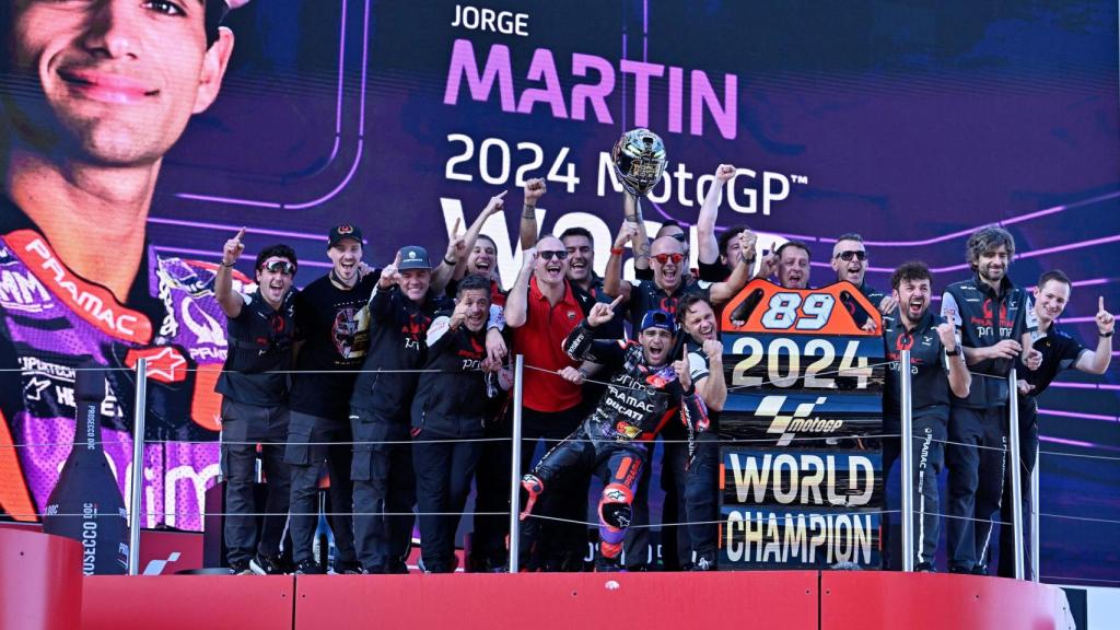 Jorge Martín celebra junto con su equipo de Prima Pramac el Mundial de MotoGP.