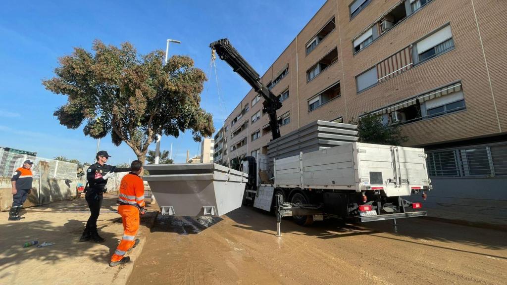 Aragón distribuye 8 contenedores para lodo en Catarroja.