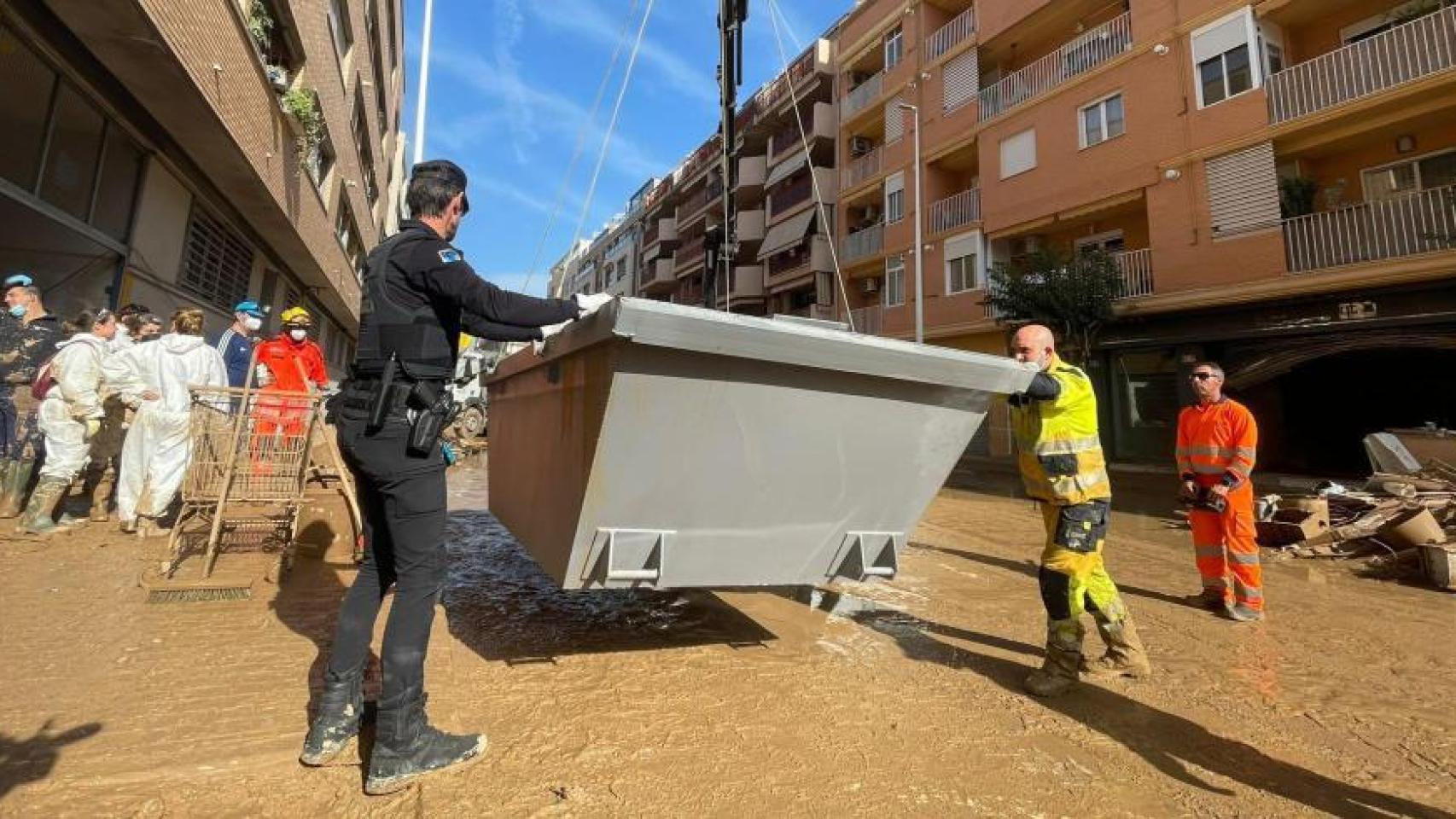 Aragón distribuye contenedores para lodo en Catarroja.