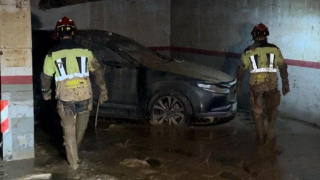 Un vehículo en un garaje de Catarroja lleno de barro.