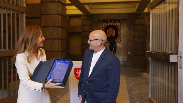 La alcaldesa Natalia Chueca recoge un reconocimiento de la asociación STOP Accidentes al Ayuntamiento  por la puesta en marcha del Plan Urbano de Seguridad Vial