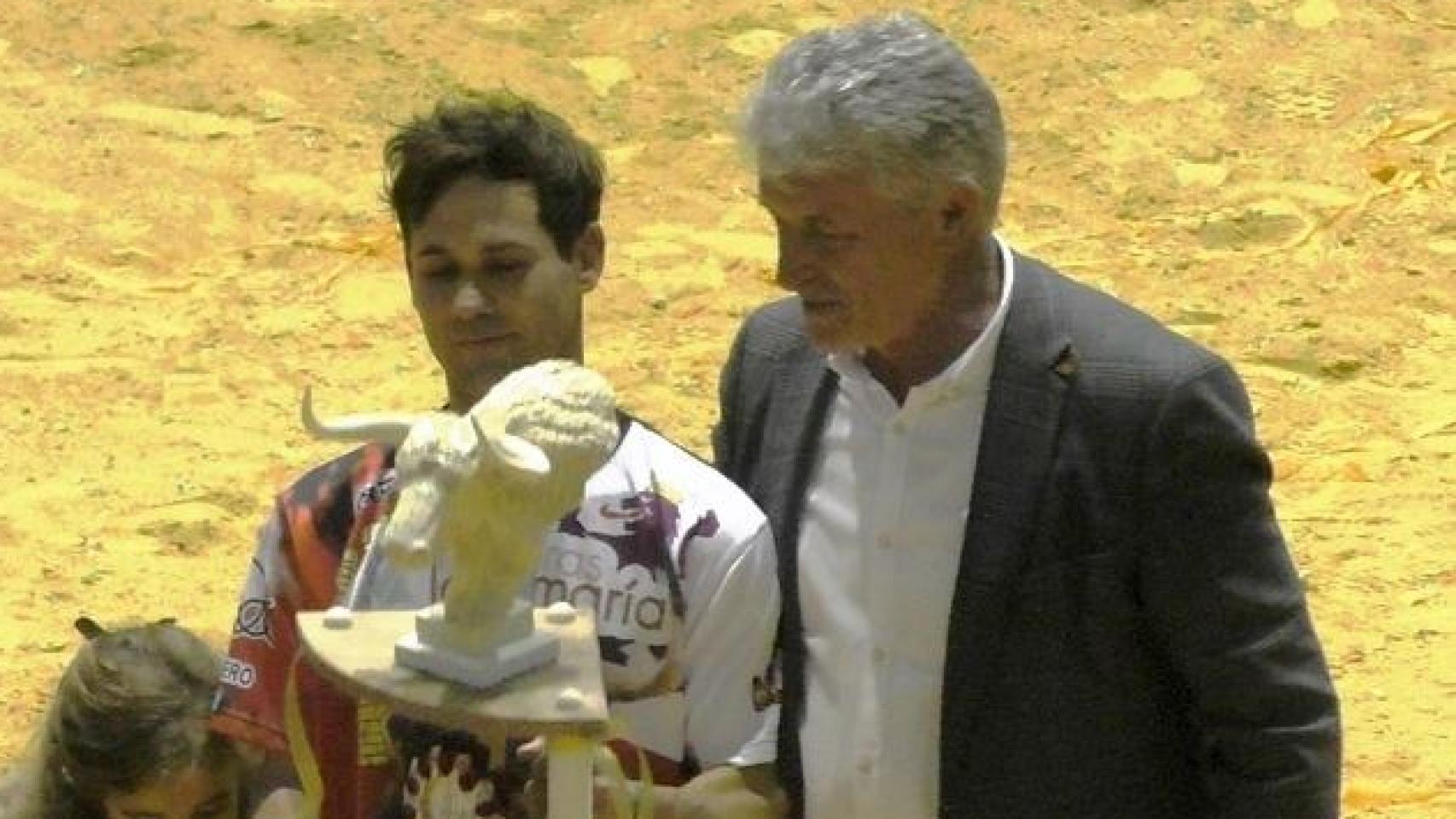 El cortador zamorano Dany Alonso recoge el trofeo de manos del alcalde de Arroyo Sarbelio Fernández