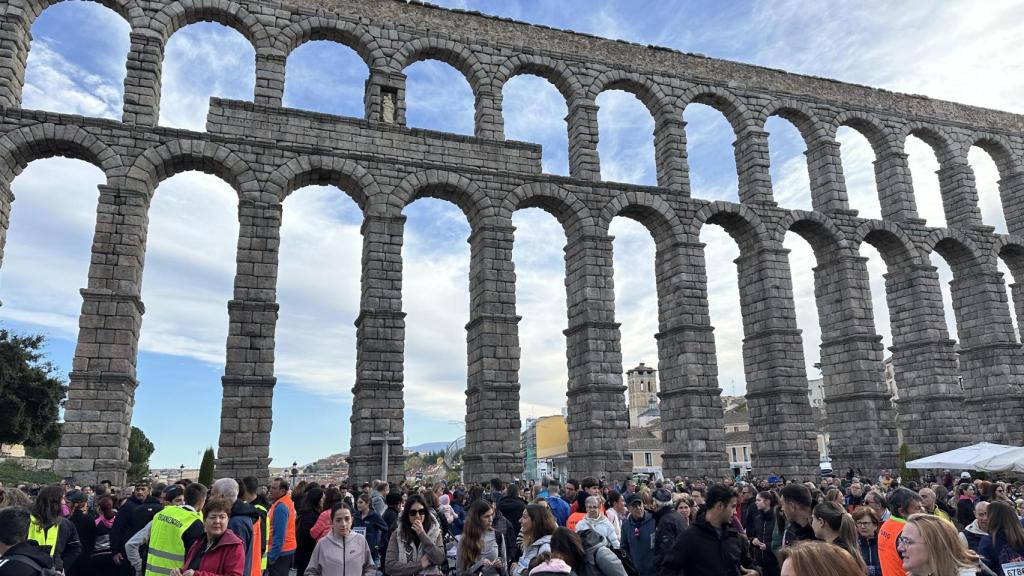 Miles de personas acuden a la marcha solidaria en favor de los afectados por la DANA en Segovia