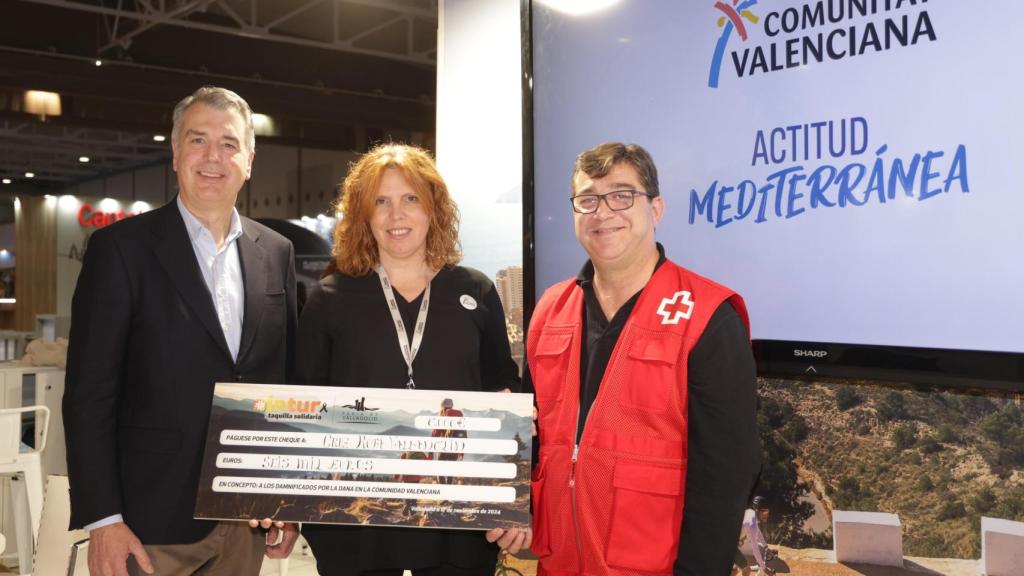 El director general de la Feria de Valladolid entrega el cheque en el stand de la Comunidad Valenciana