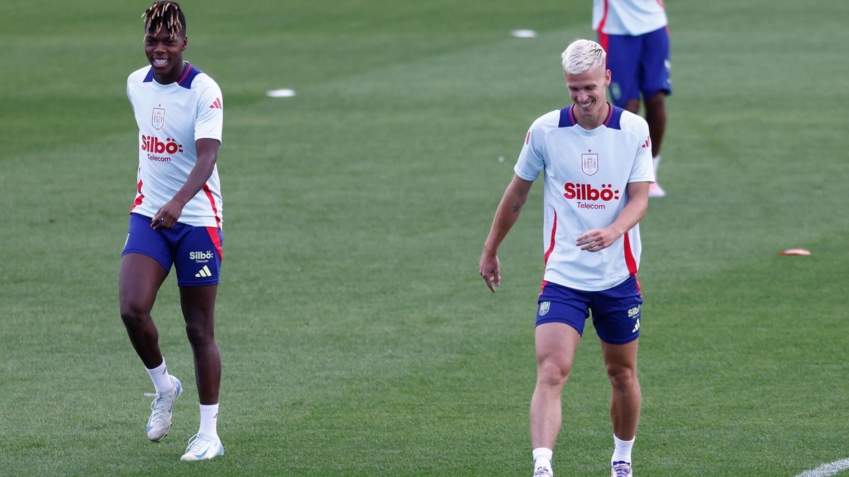 Nico Williams y Dani Olmo durante un entrenamiento de la Selección.