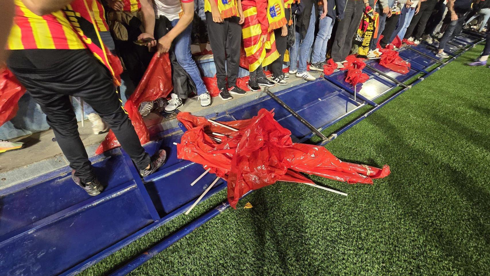 La valla que cedió durante el partido entre Europa y Sant Andreu.