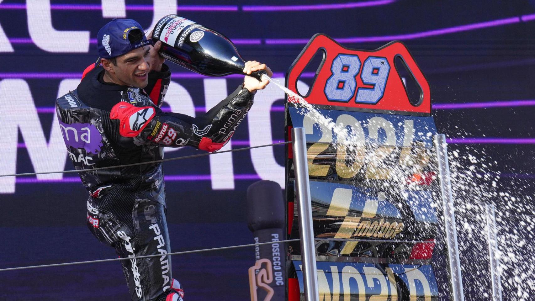 Jorge Martín celebra el título de campeón del mundo de MotoGP, en el podio de Montmeló.