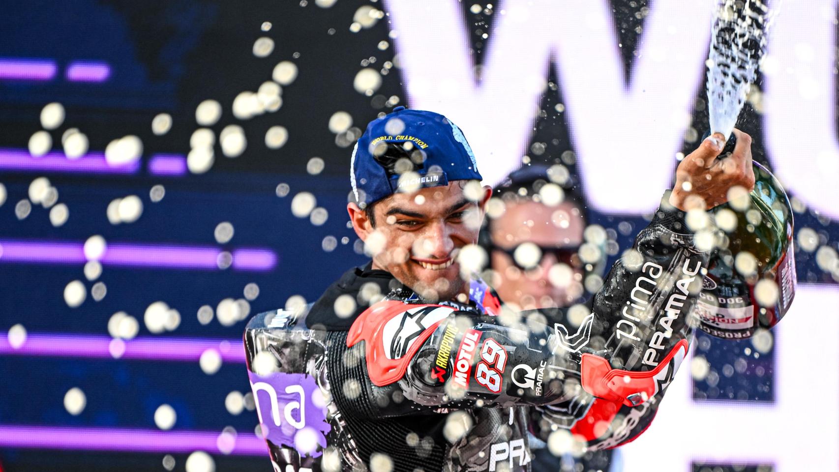 Jorge Martín celebra su título de campeón del mundo de MotoGP, en el podio del circuito de Montmeló.