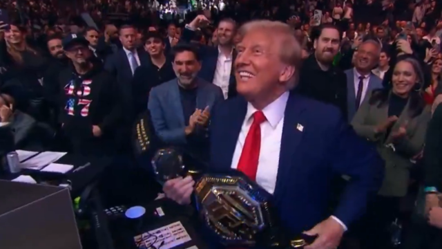 Donald Trump recibe el cinturón de campeón de UFC de Jon Jones