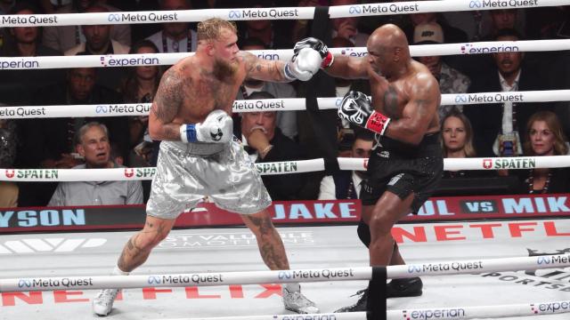 Mike Tyson y Jake Paul durante su pelea en el AT&T Stadium de Texas (EEUU)