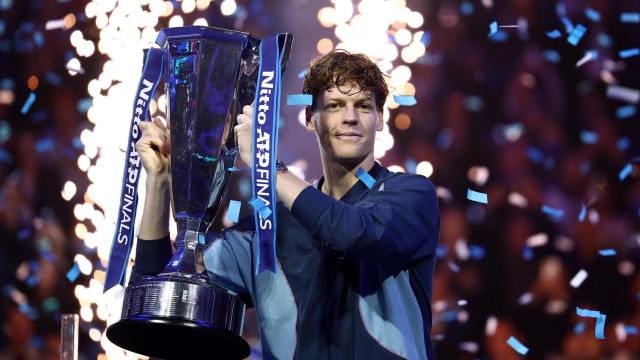 Jannik Sinner levanta el trofeo de la Copa de Maestros.