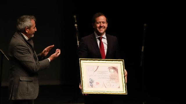 El alcalde de Toledo recibe la Insignia de Oro a la Fiesta del Corpus Christi