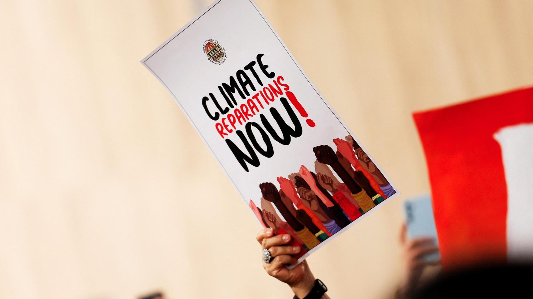 Manifestante contra el cambio climático en la COP 29