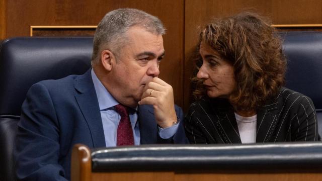 El secretario general del PSOE, Santos Cerdán, conversa con la ministra de Hacienda, María Jesús Montero, el jueves en el Pleno del Congreso de los Diputados.