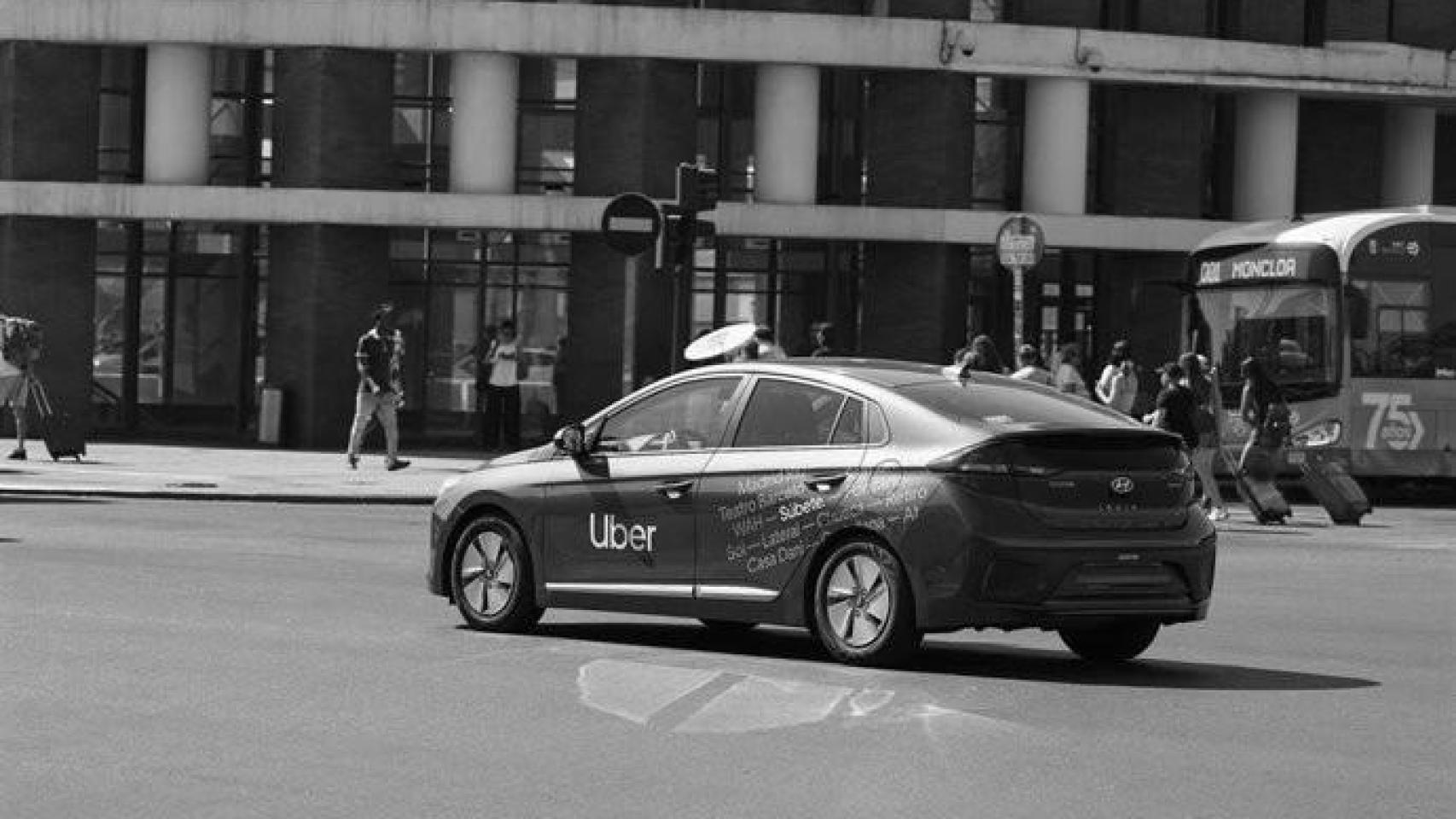 Un vehículo de Uber en Atocha, Madrid.