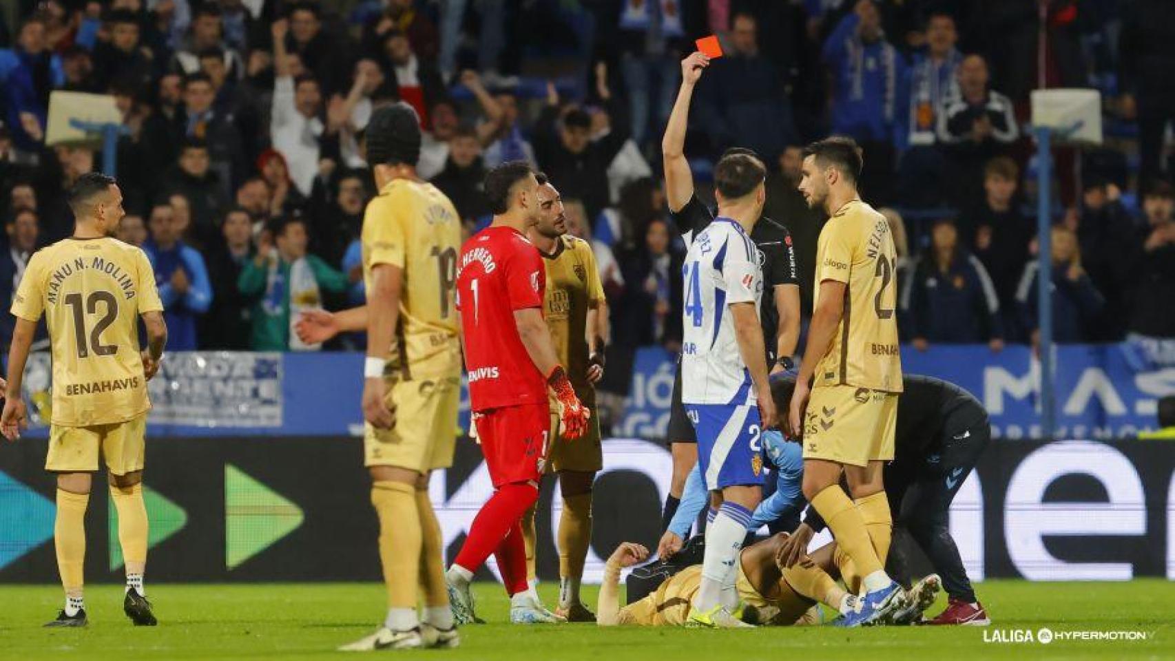 Lax Franco le muestra la tarjeta roja a Kevin en el Real Zaragoza vs Málaga.