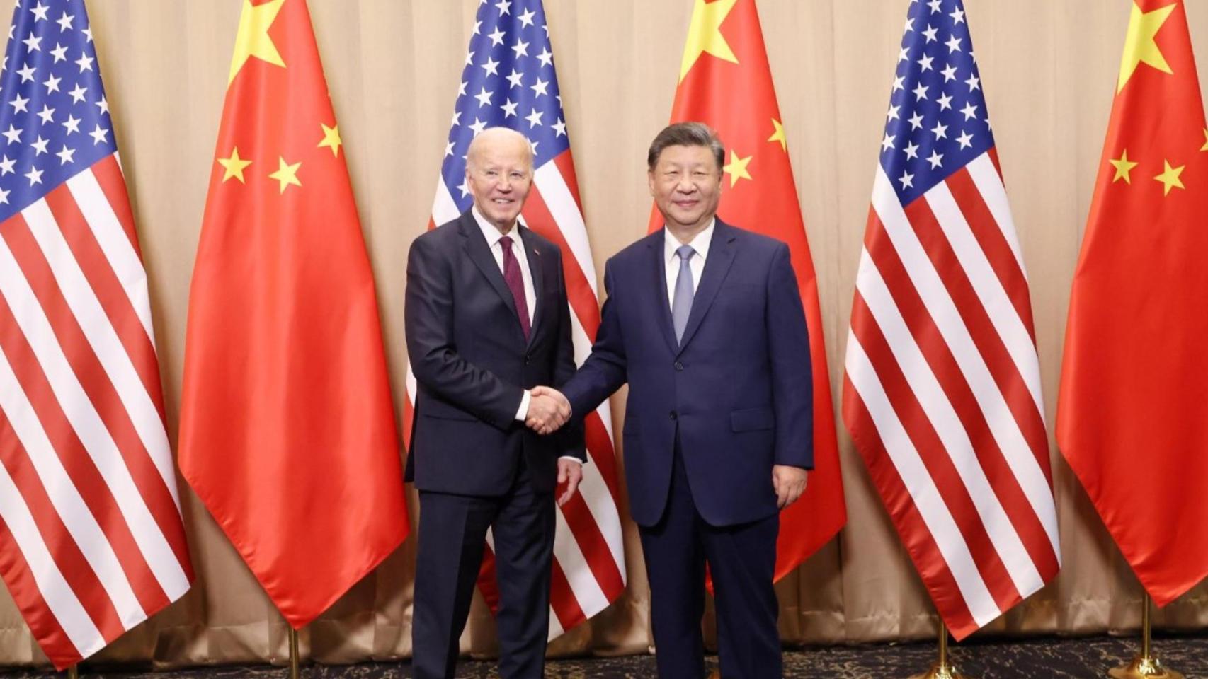 El presidente Joe Biden y el presidente chino Xi Jinping en el marco de la cumbre de Cooperación Económica Asia-Pacífico en Lima, Perú, el sábado.