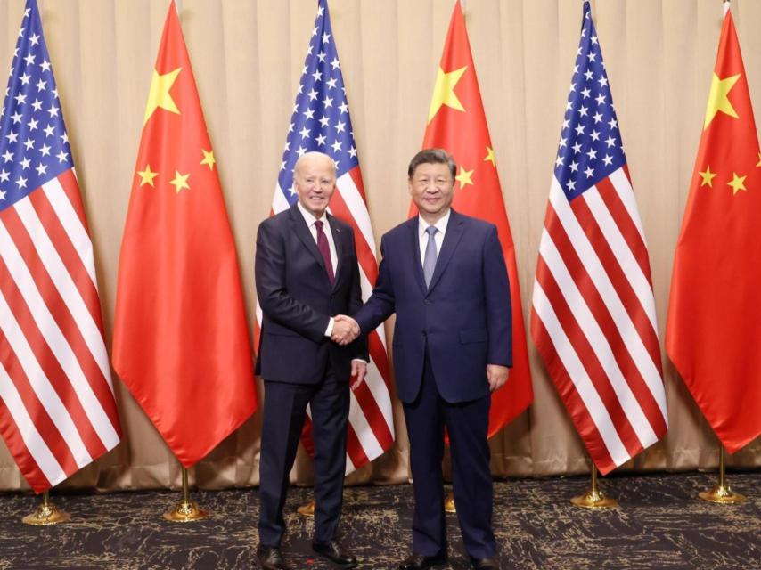 El presidente Joe Biden y el presidente chino Xi Jinping en el marco de la cumbre de Cooperación Económica Asia-Pacífico en Lima, Perú.