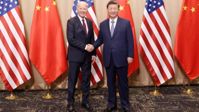 El presidente Joe Biden y el presidente chino Xi Jinping en el marco de la cumbre de Cooperación Económica Asia-Pacífico en Lima, Perú, el sábado.