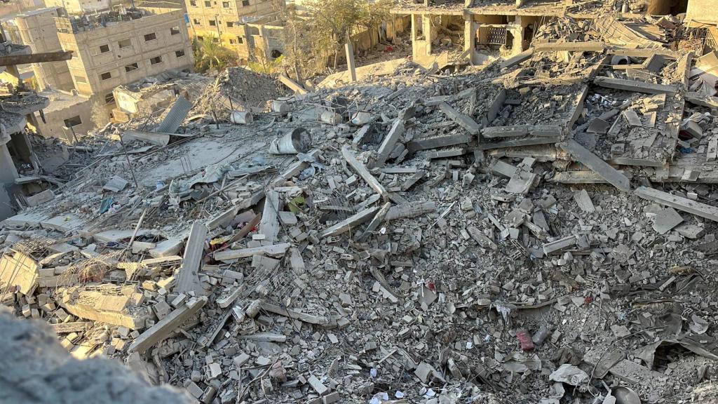 Escombros de una vivienda destruida en un ataque israelí, este domingo en Beit Lahiya, en el norte de Gaza.