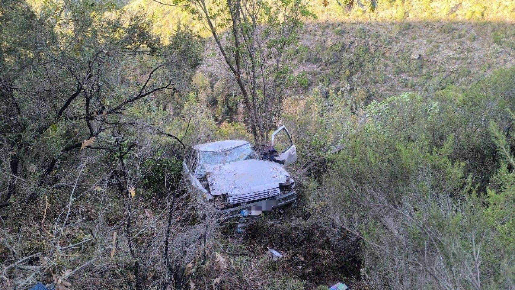 Muere una persona tras una salida de vía y caer por un terraplén de 80 metros en Quiroga (Lugo)