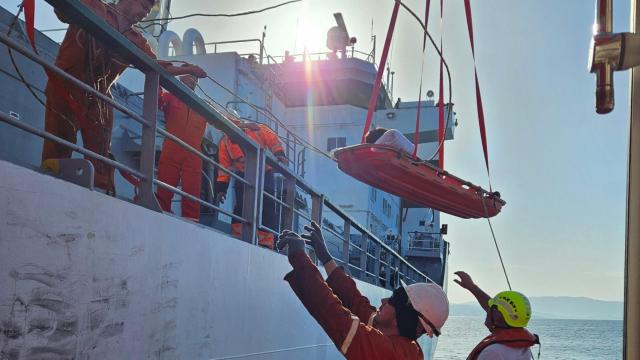 Evacúan al puerto de Vigo a un tripulante del buque Green Cooler