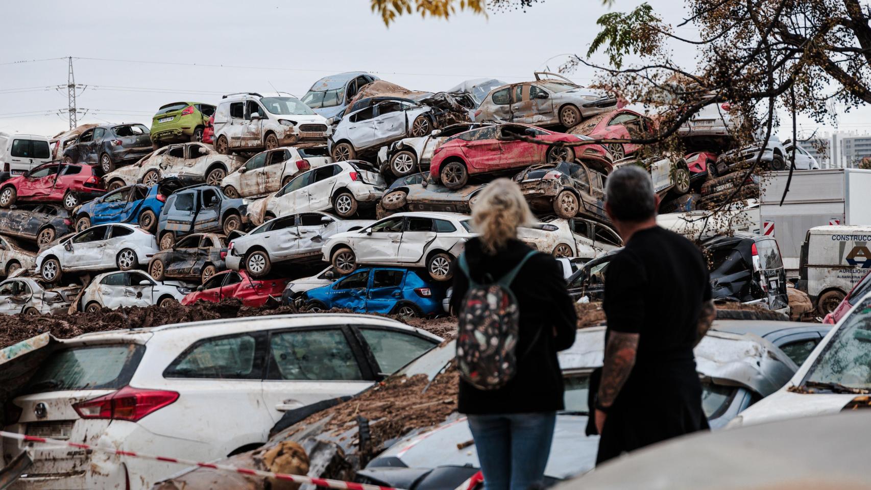 Coches amontonados en una zona afectada por la DANA.