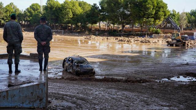 Dos militares en una zona afectada por la DANA, el 17 de noviembre de 2024, en Paiporta.