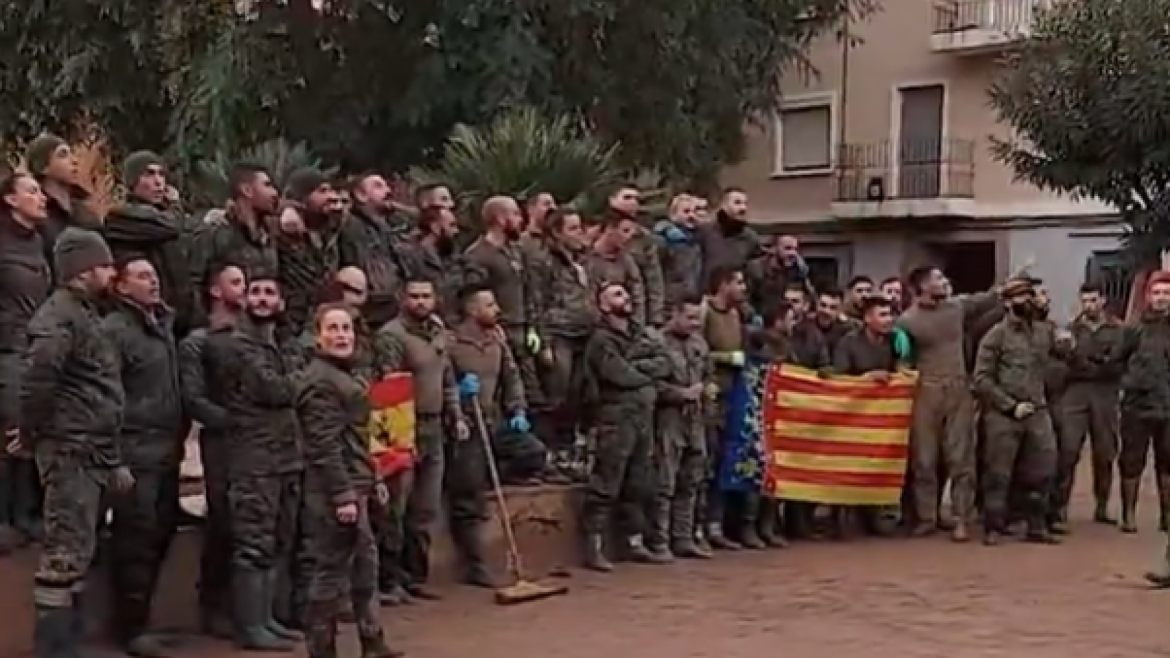 La Legión canta su himno en Paiporta con banderas de España y de la Comunidad Valenciana tras las labores de ayuda por la DANA