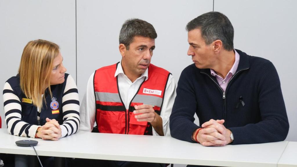 Pilar Bernabé, Carlos Mazón y Pedro Sánchez. EE