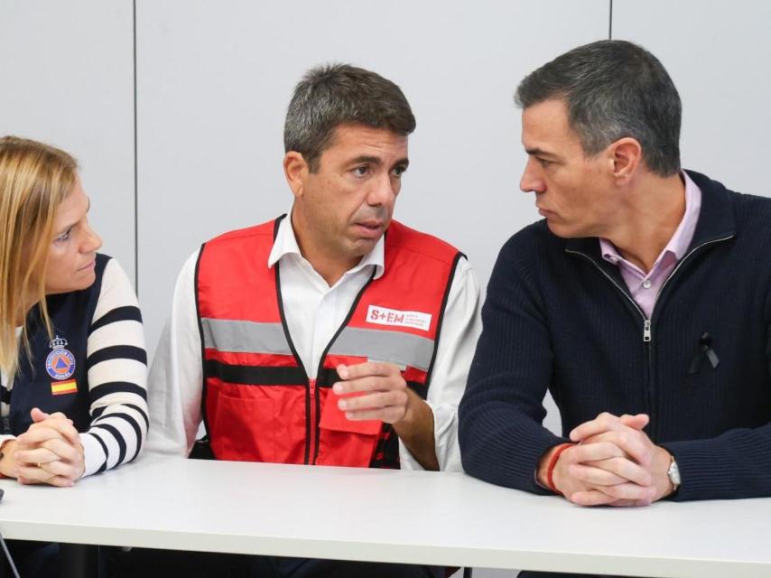 Pilar Bernabé, Carlos Mazón y Pedro Sánchez.