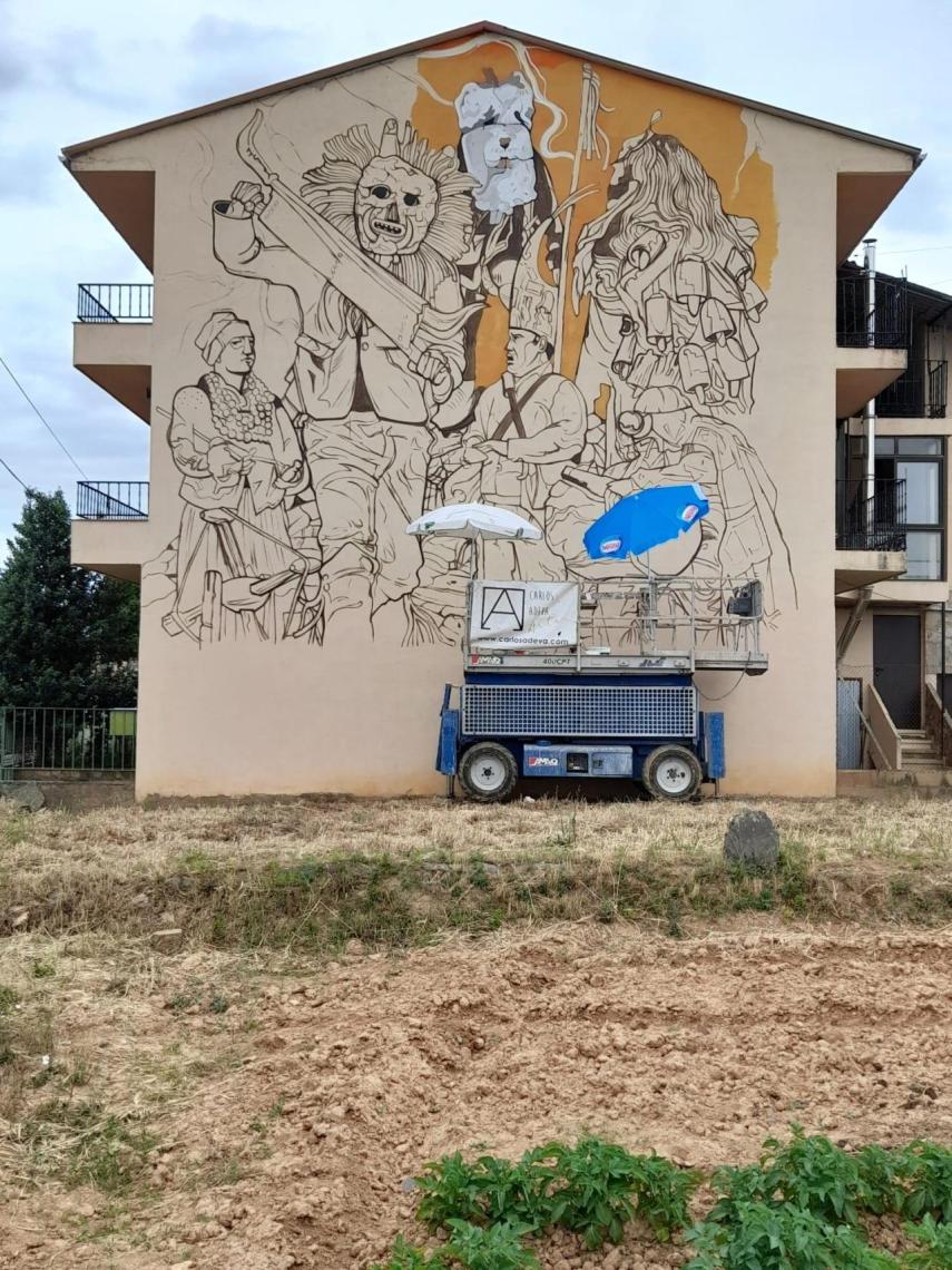 Un mural gigante sobre Los Carochos pintado por el artista Carlos Adeva