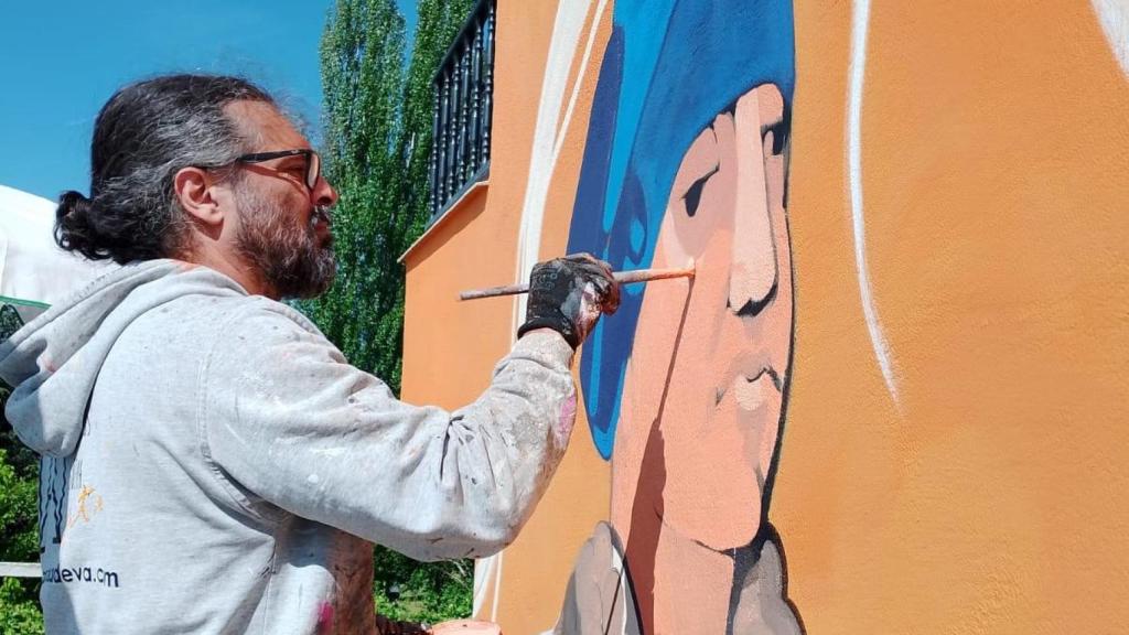 Carlos Adeva pintando el mural en Riofrío