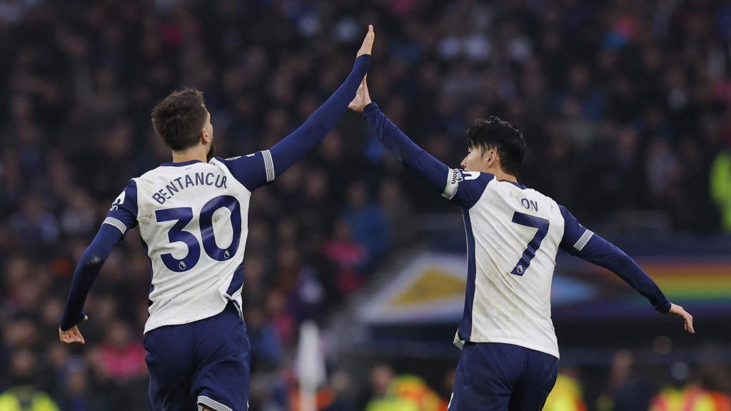 Bentancur y Son celebran un gol con el Tottenham Hotspur