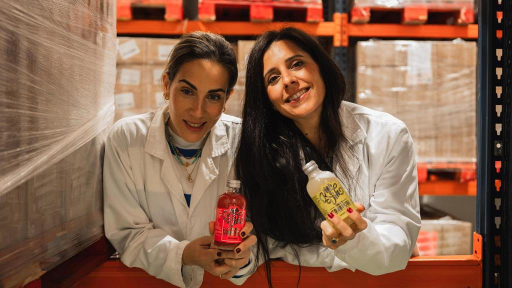 Bea y Nuria en su almacén de kombucha.